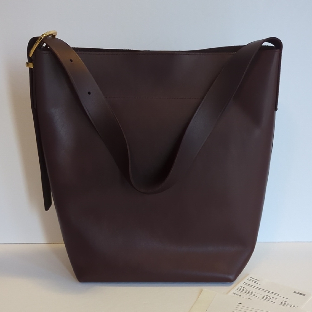 Madewell Essential Bucket Tote in Leather
